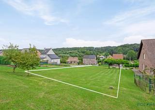 Beau terrain à bâtir à Huldenberg, d'une superficie de 7 ares 62 centiares et avec une vue fantastique sur la réserve naturelle à l'arrière ! Ce terrain est adapté pour une construction ouverte avec une largeur de rue de 17 mètres.<br />Emplacement extrêmement avantageux, situé entre Overijse et Louvain, à proximité des transports en commun et non situé dans une zone à risque d'inondation.<br /><br />Construction à réaliser : <br />- Largeur de façade maximale de 10m.<br />- Profondeur de construction en cas d'un seul étage : max. 20m<br /> Profondeur de construction en cas de 2 étages : max. 15m au rez-de-chaussée et 12m aux étages.<br />- Toit plat ou toit en pente autorisé (pente entre 25° et 50°)<br />- Hauteur de corniche de 6m (à partir du niveau du sol) <br />- Bande de construction latérale de 3,5m <br />- Zone de construction à 9 + 8 mètres de l'axe de la rue <br /><br />Plus d'informations au bureau !