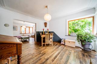 In het hart van het dorp Dion-le-Val biedt deze driegevelwoning een rustige woonomgeving, direct grenzend aan de velden, en toch ideaal gelegen nabij alle voorzieningen.<br /><br />De gelijkvloerse verdieping omvat een woonkamer met rechtstreekse toegang tot het terras en de prachtige landelijke tuin, die uitgeeft op de velden achteraan het perceel. De keuken, bereikbaar vanuit de woonkamer, vormt een aangename aanvulling op deze leefruimte.<br /><br />Op de verdieping bevinden zich twee slaapkamers en een badkamer, die samen een comfortabele en goed ingedeelde nachtzone vormen. De inrichtbare zolder biedt het potentieel voor een derde slaapkamer naar behoefte.<br /><br />Twee buitenparkeerplaatsen vervolledigen het geheel. Centrale verwarming op gas. EPC D.<br /><br />Een lichtrijke en ruime gezinswoning, in een groene en rustige omgeving, zeker een bezoek waard.
