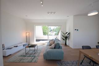 <p><span>TWEEDE VERDIEPING: een twee slaapkamer appartement in het hartje van Schilde, de werken van deze prachtige NIEUWBOUW project GUIBERTUS zijn zo goed als klaar. In een kleinschalig project met lift bevindt zich dit appartement op de tweede verdieping en omvat een inkomhal, gastentoilet, leefruimte met ingerichte open keuken voorzien van alle nodige toestellen, berging/wasplaats met aansluiting voor wasmachine en droogkast, 2 slaapkamers, een ingerichte badkamer en een terras (7 m²).  De ondergrondse parking zorgt ervoor dat thuiskomen in alle comfort kan gebeuren, ondergrondse autostaanplaatsen zijn apart beschikbaar vanaf €30.000. </span></p><p><span> </span></p><p><span>Het woonproject Guibertus in het hartje van Schilde is een nieuwbouw met 3 verschillende, maar harmonieus op elkaar afgestemde typologieën. Elke gevel heeft zijn eigen persoonlijkheid. Van strak tot statig met een twist. In deze landelijke gemeente nabij Antwerpen is het aangenaam vertoeven.  Schilde heeft voor ieder wat wils. Gezellig een terrasje doen, met de kinderen op pad, een fijne wandeling met vrienden. De mogelijkheden zijn eindeloos.  Bakker, cafeetje, openbaar vervoer, u vindt het allemaal op korte wandelafstand.  Liever er even tussenuit om te genieten van de natuur? Geniet van één van de vele parken die Schilde rijk is of breng een bezoek aan het Fort van 's-Gravenwezel of de Schans van Schilde.  Wanneer u de gemeente toch wilt verlaten, bevindt de E34 zich vlakbij. De auto parkeert u via de autolift eenvoudig in de parkeergarage.</span></p><p><span> </span></p><p><span>Elke unit is met zorg ontworpen door het team van architect, ontwikkelaar en studiebureaus. Er is aandacht geschonken aan de ruimtelijke beleving waarbij de positie en grootte van de ramen zorgen voor een optimale lichtinval.</span></p><p><span>De appartementen zijn </span><span>hoogwaardig</span><span> afgewerkt. </span><span>Smart Home </span><span>- domotica garandeert meer leefcomfort vandaag en morgen. Geen gasfactuur meer dankzij </span><span>lucht-water warmtepompen.</span><span> </span></p><p><span>De afwerking en materialisatie van uw appartement worden verder toegelicht in het lastenboek.</span></p><p><span>EXTRA's</span></p><p><span>De onverkochte appartementen hebben reeds in de schachten een kabel voor </span><span>zonnepanelen</span><span> klaargelegd. Op deze manier kunnen deze ook nog eenvoudig minstens 2 of meerdere zonnepanelen laten plaatsen.  </span></p><p><span>Mogelijkheid tot het plaatsen van een </span><span>laadpaal.</span><span> </span></p><p><span>Regenwaterput</span><span> aanwezig en wordt gebruikt voor de toiletten van het hele gebouw. </span></p><p><span>De zone vooraan het gebouw (vanaf de voorgevel) zal netjes aangelegd worden.</span></p><p><span> </span></p><p><span>DE TROEVEN</span></p><p><span>- Uitmuntende ligging met alle faciliteiten en openbaar vervoer vlakbij</span></p><p><span>- E34 eenvoudig te bereiken</span></p><p><span>- Ruime terrassen of een fijne stadstuin</span></p><p><span>- Duurzame materialen en technieken</span></p><p><span>- Energie-zuinige BEN appartementen</span></p><p><span>- CO 2 neutrale warmtepompen en mogelijkheid tot vloerkoeling</span></p><p><span>- High-end afwerking met parket en vloerverwarming</span></p><p><span>- Balansventilatie (type D) aanvoer verse lucht en afvoer vochtige lucht</span></p><p><span> </span></p><p><span>Prijzen zijn vermeld excl. kosten, registratie op de grondwaarde en btw op de constructiewaarde, notariskosten en ereloon, aansluitingskosten nutsvoorziening.</span></p><p><span>Contacteer ons voor bijkomende info of plan alvast bij ons op kantoor uw afspraak! www.buytaertimmo.be.</span></p><p><span> </span></p><p><span> </span></p>