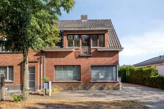 <p><span>Op zoek naar een instapklare, hedendaags en stijlvol ingerichte woning met heerlijke tuin en garagebox? Dan is deze charmante halfopen bebouwing in het idyllische en gezellige Overslag-Wachtebeke absoluut het ontdekken waard. Voor de fusie met Lochristi noemde deze straat de Schoolstraat in Wachtebeke.</span></p><p><span> </span></p><p><span>Bij het binnenkomen word je verwelkomd in een verzorgde inkomhal. De ruime leefruimte vormt het gezellige hart van de woning en staat via een dubbele glazen deur mooi in verbinding met de recent vernieuwde, stijlvolle keuken. Via de grote raampartij aan de achterzijde van de keuken geniet je van een aangename lichtinval én een directe toegang tot het terras en de tuin. Ideaal om heerlijk te ontspannen in de volledige afgesloten tuin. </span></p><p><span>In de inkomhal is er een gastentoilet en een deur naar een aparte bureauruimte die kan dienst doen als 3e slaapkamer, afhankelijk van uw woonwensen. Er is ook een praktische frisse kelder voor extra opslagruimte.</span></p><p><span> </span></p><p><span>Op de eerste verdieping bevinden zich nu twee slaapkamers, een vernieuwde luxueus ingerichte badkamer met inloopdouche en een handige wasplaats/opbergruimte. De grote master bedroom biedt extra comfort dankzij de dressing.</span></p><p><span> </span></p><p><span>Ook praktisch scoort deze woning sterk: een garagebox met automatische poort, gecombineerd met parking voor en naast de woning, zorgt voor comfortabele parkeermogelijkheden.</span></p><p><span> </span></p><p><span>TROEVEN VAN DEZE WONING:</span></p><p><span>* Idyllische, rustige ligging in Overslag-Wachtebeke</span></p><p><span>* Halfopen bebouwing</span></p><p><span>* Ruime en lichtrijke leefruimte</span></p><p><span>* Nieuwe stijlvolle keuken met toegang tot terras en tuin</span></p><p><span>* Nieuwe badkamer met de luxe van een inloopdouche</span></p><p><span>* Master bedroom met dressing</span></p><p><span>* Gelijkvloers met bureau aan de inkomhal, ideaal als bureau, hobbyruimte of extra slaapkamer</span></p><p><span>* Praktische wasplaats en ook een kelder. </span></p><p><span>* Gezellige tuin</span></p><p><span>* Garagebox met automatische poort</span></p><p><span>* Parking voor én naast de woning</span></p><p><span> </span></p><p><span>Een woning waar rust, comfort en gezelligheid mooi samenkomen. De combinatie van de landelijke omgeving, de aangename tuin, de praktische indeling en de recente renovaties maakt van deze woning een bijzonder fijne plek om thuis te komen.</span></p><p><span> </span></p><p><span>Ontdek zelf de charme en mogelijkheden van Smokkelstraat 8 in Overslag-Wachtebeke. Misschien wordt dit wel uw nieuwe thuis.</span></p><p><span> </span></p><p><span>MEER INFO:</span></p><p><span>CONTACTEER BELLINA: 0471 200 189 / bellina@maximm.be</span></p><p><span>BEZOEKDAG: zaterdag 29.08.2026 om 9H30 - 11H<br />VOORAF INSCHRIJVEN IS VERPLICHT - BEL 0471/200 189</span></p>