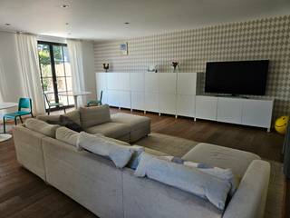 Energiezuinige woning met 5 slaapkamers én 2 badkamers uit 2012 in landelijke stijl. <br /><br />De troef van deze woning is vooral de fantastische ligging. Op het einde van een doodlopende straat, aan een gezellig speelpleintje. De kinderen kunnen hier veilig op straat spelen. Het is hier ook altijd super rustig. De woning staat in een recente verkaveling met allemaal jonge gezinnen. De school is vlakbij (op wandelafstand), de oprit van E34 en/of E313 is op 5 minuutjes bereikbaar. Echt een ideale gezinswoning dus!<br /><br />Om deze woning op te trekken werd er gebruik gemaakt van hoogwaardige materialen: recup gevelsteen, recup Boomse pannen, eiken balken, natuursteen, smeedijzer, eiken parket, corian,...<br /><br />-> massieve eiken keuken met natuursteen werkblad en Miele toestellen (oa. stoomoven)<br />-> master bedroom met eigen badkamer en dressing<br />-> in elke slaapkamer ingemaakte kasten<br />-> ook ingemaakte kasten in vestiaire en wasplaats <br />-> in elke slaapkamer een UTP-aansluiting en meer dan voldoende stopcontacten<br />-> in elke slaapkamer een vliegenraam<br />-> vloerverwarming en vloerkoeling dmv geothermische warmtepomp<br />-> ook in de zomer kan de woning met de vloerkoeling aangenaam fris gehouden worden<br />-> handdoekradiatoren in de badkamers<br />-> bekabeling voor inbraakalarm én zonnepanelen reeds geplaatst<br />-> voorzieningen op de 2e verdieping voor bijkomende badkamer reeds geplaatst<br />-> met regenwaterpomp (put van 10.000 L)<br />-> met waterontharder op zout<br />-> voorzieningen voor schouw (haard) reeds geplaatst<br />-> terras uit kloosterdals (natuursteen)<br />-> oprit uit porfierkasseien<br />-> volgroeide beukenhaag rondom de volledige (achter)tuin<br />-> met ingegraven Berg Trampoline in de achtertuin<br /><br />U kan een afspraak maken voor een bezichtiging op roelvandyck@hotmail.com of 0496/52.27.17.<br /><br />GEEN IMMO AUB.