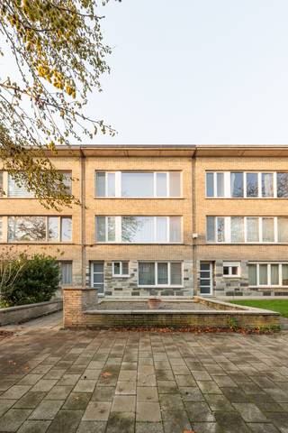 Op een rustige maar uiterst centrale ligging in Berchem vinden we dit instapklare appartement met een uitzonderlijk grote privétuin van 123...