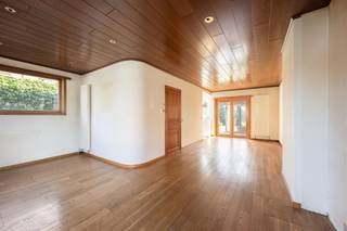 <p><span>Halfopen bebouwing met uitzonderlijk potentieel op toplocatie in Molenveld, Edegem</span></p><p><span> </span></p><p><span>In de geliefde wijk Molenveld in Edegem vindt u deze halfopen bebouwing met een schat aan mogelijkheden. Gelegen op een perceel van 304 m² combineert deze woning een rustige, groene omgeving met een uitstekende bereikbaarheid en alle voorzieningen binnen handbereik.</span></p><p><span> </span></p><p><span>De woning beschikt momenteel over drie volwaardige slaapkamers en een badkamer, waardoor ze perfect geschikt is voor gezinnen, koppels of investeerders die op zoek zijn naar een pand met toekomstmogelijkheden. Dankzij de degelijke structuur en functionele indeling vormt deze woning de ideale basis voor een renovatie volledig naar eigen smaak en wensen.</span></p><p><span> </span></p><p><span>Een extra troef is de ruime zolderverdieping, die tal van uitbreidingsmogelijkheden biedt. Mits de nodige aanpassingen kan deze worden ingericht als bijkomende leefruimte, extra slaapkamers, een thuiskantoor, hobbykamer of een royale master suite.</span></p><p><span> </span></p><p><span>Achteraan geniet u van een aangename, groene tuin waar rust en privacy centraal staan. De aanpalende garage zorgt bovendien voor extra comfort, parkeergelegenheid en praktische bergruimte.</span></p><p><span> </span></p><p><span>Troeven van deze woning:</span><span><br />- Gelegen in de gegeerde woonwijk Molenveld<br />- Halfopen bebouwing op een perceel van 304 m²<br />- Drie volwaardige slaapkamers<br />- Uitbreidingsmogelijkheden via de zolderverdieping<br />- Rustige en private tuin<br />- Aanpalende garage<br />- Uitstekende bereikbaarheid<br />- Veel potentieel</span></p><p><span> </span></p><p><span>Bent u op zoek naar een woning die u volledig naar uw eigen stijl kunt vormgeven, op een toplocatie in Edegem? Dan is dit een opportuniteit die u niet wilt missen.</span></p><p><span>Contacteer ons vandaag nog voor een bezoek en ontdek zelf de mogelijkheden van deze woning.</span></p>