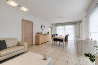 Welkom in deze verzorgde woning gelegen in een rustige, doodlopende straat in de Menenpoortstraat 37 te Roeselare. Deze woning combineert ruimte, comfort en tal van praktische voorzieningen, ideaal voor gezinnen of wie op zoek is naar rustig wonen met alle comfort. Indeling van de woning:Inkomhal- Lichtrijke leefruimte met zithoek en eethoek- Volledig uitgeruste keuken met hoogwaardige toestellen- Wasruimte (met extra voorziening in garage)- Garage met sectionale poort en ingemaakte kasten- Koele berging- 3 volwaardige slaapkamers waarvan 2 met ingemaakte kasten- Bureauruimte met ingemaakte kasten- Badkamer- Ruime zolder (geschikt als hobbyruimte)Buitenruimte:- Zuidgeoriënteerde tuin- Tuinhuis met overdekt terras- Carport met geautomatiseerde poort (geschikt voor mobilhome)Extra troeven:- 8 zonnepanelen (2,6 kW – geplaatst in augustus 2020)- 2 regenwaterputten van elk 7.000 liter (met overloop)- Overal rolluiken (deels elektrisch) en vliegenramen in alle slaapkamers- Elektrische ventilatie in de eethoek- Binnen- en buitenalarm + extra anti-inbraaksloten- Veel stopcontacten doorheen de woning- Aparte elektriciteitskast in tuin (ideaal voor jacuzzi)- Inbouwkasten in meerdere ruimtes- Wandelafstand van het centrum Bent u ook op zoek naar een uiterst kwalitatief huis met een zee aan ruimte en een uitstekende ligging te Roeselare? Neem dan vandaag nog met de dossierverantwoordelijke Jeroen Taillieu op het nummer 0493 25 14 33 of via jeroen.taillieu@dewaele.comBestuursmaatregelen in het maatregelenregister: in aanvraag