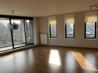 Dit gebouw is ideaal gelegen op een hoek met mooi zicht, dichtbij openbaar vervoer, winkels, ziekenhuizen, parken en snelwegen.Het appartement is...