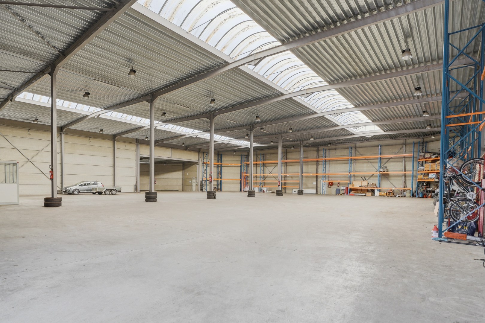 Bedrijfswoning met ruime loods van ca. 1.530 m² in de ambachtelijke zone van Eernegem - foto 4