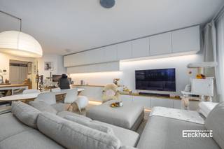 Dit moderne appartement bevindt zich op de derde verdieping van de recente residentie 'Vertigo'. Het gebouw bevindt zich in het centrum van Oostende, op enkele passen van het strand, de winkelstraat en het station.<br />Het appartement werd afgewerkt met tijdloze, kwalitatieve materialen en is ingedeeld als volgt:<br />ruime inkomhal met plaats voor vestiairekast, lichtrijke woonkamer met open, geïnstalleerde keuken, groot zonneterras, 2 volwaardige slaapkamers, badkamer met dubbel lavabomeubel en ligbad met douchescherm, apart toilet en berging met aansluiting voor wasmachine.<br />Het appartement is zeer energiezuinig (EPC A), asbestvrij en bovendien is de elektrische installatie conform!<br />Er is een gemeenschappelijke fietsenberging in het gebouw.<br />Het appartement is zowel geschikt voor eigen bewoning als voor een interessante vastgoedinvestering. Dankzij de aanwezigheid van een huurder kan je als investeerder meteen genieten van huurinkomsten.<br />Bovendien bestaat de mogelijkheid om een garage in de residentie aan te kopen, een absolute meerwaarde aan de kust!<br />Kom de vele troeven van dit appartement ontdekken en boek snel uw afspraak!
