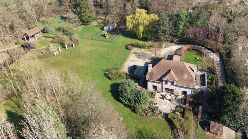 Ruime villa van 336m² op 1 hectare 45 are met vijver - foto 3