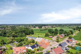 Deze te renoveren woning met drie slaapkamers bevindt zich aan de dorpsrand, nabij een landelijke omgeving.<br /><br />De royale inkomhal leidt zowel naar de woonkamer als naar de achtergelegen eetruimte met toegang tot de keuken en de kelder. Verder treffen we nog de badkamer, een ruime berging met achteringang en toilet, alsook de aangrenzende garage.<br />Op de verdieping bevinden zich drie slaapkamers en is er via een luik toegang tot de zolder.<br /><br />Dit eigendom biedt de mogelijkheid om een achterliggend perceel van 1.606m² (+ eventueel 544m²) bij te kopen, alsook de naastgelegen gekoppelde woning mee te betrekken en alzo een zeer ruim geheel te creëren. <br /><br />Specificaties:<br />- Schrijnwerk: PVC met dubbele beglazing en v.v. rolluiken<br />- Centrale verwarming op aardgas<br />- EPC: 443 kWh/(m²/jaar) / E-label (renovatieplicht)<br />- Achterliggende percelen: 1.606m² (€16.000) / 544m² (€5.500)