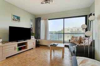 Gelegen in de stadsrand van Brugge te Assebroek langs de Edward de Denestraat, vinden we op de vierde verdieping dit op te frissen appartement te koop met 2 slaapkamers, 2 terrassen, kelderberging en staanplaats. Op deze gunstige locatie te Assebroek zijn alle voorzieningen binnen handbereik: Openbaar vervoer, tal van scholen, buurtwinkels, horeca en andere faciliteiten zijn allemaal op korte afstand gelegen. Momenteel is het appartement verhuurd, wat voor investeerders mooie kansen biedt op een absolute toplocatie.<br /><br />Indeling: <br />- Inkomhal <br />- Leefruimte<br />- Aparte keuken <br />- Slaapkamer 1 (14, 5 m²) <br />- Slaapkamer 2 (10 m²) <br />- Toilet<br />- Badkamer<br /><br />Algemeen: <br />- Er is een lift in het gebouw<br />- Staanplaats inbegrepen <br />- Berging aanwezig in de kelder<br />- Mogelijkheid tot aankopen van garagebox<br /><br />De eigendom wordt aangeboden via de Power-sale formule. Van 29/09/2026 om 18:00 tot 28/10/2026 om 18:00 kan u het appartement op afspraak komen bezichtigen en een bod uitbrengen. De vermelde prijs is een instelprijs. Voor meer info, gelieve contact op te nemen met de dossierverantwoordelijke.<br /><br />Bestuursmaatregelen in het maatregelenregister: nee<br /><br />Deze AI-visualisaties zijn bedoeld als inspiratie. Er werd geen rekening gehouden met technische specificaties, stedenbouwkundige voorschriften of de concrete mogelijkheden tot realisatie.