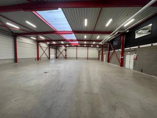 Instapklaar bedrijfsgebouw beschikbaar te Genk.Het multifunctioneel magazijn heeft een oppervlakte van 775m² en een hoogte van ± 6m voorzien van...