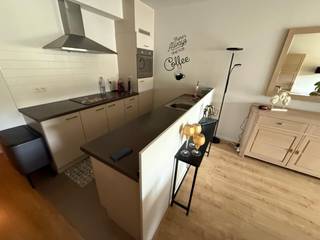 Appartement met terras op aangename ligging in Mortsel. Indeling van het appartement:Inkomhal op laminaat, +/- 5.5 m².Afzonderlijk toilet met...