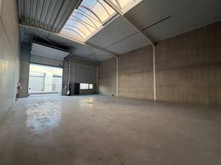 Op het recent ontwikkelde Green Business Park in Kortessem (Hasselt) bieden we deze praktische KMO-unit van 216m² te huur aan. Deze hal combineert goede toegankelijkheid met twee privatieve parkeerplaatsen en is geschikt voor uiteenlopende professionele activiteiten. Het bedrijvenpark is gelegen aan de Hasseltsesteenweg en Industrieweg.<br /><br />De unit bestaat uit één ruime en flexibel in te richten bedrijfsruimte. Vooraan is er een hoge sectionaalpoort (4m x 4m50), waardoor ook grotere voertuigen en leveringen vlot toegang hebben. Daarnaast is er een afzonderlijke toegangsdeur met raam.<br /><br />Een lichtstraat zorgt voor natuurlijke lichtinval en de hal is reeds uitgerust met verlichting en voldoende stopcontacten. De gepolierde betonvloer is bovendien geschikt voor professioneel gebruik en de nuttige gelijkmatig verdeelde belasting bedraagt 2.500 kg/m².<br /><br />Voor de unit bevinden zich twee privatieve parkeerplaatsen en een ruime inrit voor de sectionaalpoort. <br /><br />Huurprijs: € 1.250/maand + BTW; de gemeenschappelijke kosten bedragen € 200/maand. <br /><br />Interesse in deze KMO-unit? Plan dan snel een bezoek door te bellen naar 012 23 00 23 of stel je vragen aan dries@immo-leroi.be.