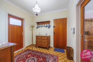 GELIJKVLOERS APPARTEMENT, instapklaar met 2 ruime slaapkamers, zonnig terras achteraan en kelderberging, schitterend gelegen op wandel-...