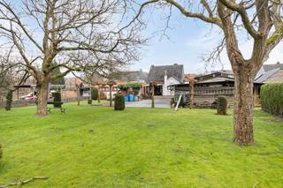 e koop: ruime open bebouwing in Tessenderlo-Ham, gelegen aan de Staatsbaan.
<p> </p>
<p>Deze woning uit 1964 biedt een solide basis voor wie op zoek is naar een gezinsvriendelijke thuis met tuin. De ligging combineert het gemak van voorzieningen in de buurt met een perfecte verbinding naar omliggende steden en op enkele minuten van de oprit van de autostrade. Dankzij de open bebouwing geniet u van veel lichtinval en een gevoel van ruimte. De tuin biedt mogelijkheden voor ontspanning en buitenleven.</p>
<p> </p>
<p>Belangrijkste ruimtes:<br />• Woonkamer met grote ramen en uitzicht op de tuin<br />• Functionele keuken met directe toegang tot het terras<br />• 3 slaapkamers<br />• Badkamer<br />• Inkomhal en nachthal die de ruimtes verbinden<br />• Garage met plaats voor één wagen<br />• Kelder voor extra opslagruimte<br />• Wasplaats<br />• Tuin en terras</p>
<p> </p>
<p>Troeven:<br />• Rustige ligging in woonkern<br />• Nabij openbaar vervoer<br />• Ruime tuin bij open bebouwing</p>
<p> </p>
<p>Neem vandaag nog contact op met ERA De Piramide via 013/31.14.00 of depiramide@era.be voor een bezoek.</p>
<p> </p>
<p>JOUW DROOMHUIS. ZO GEVONDEN!</p>