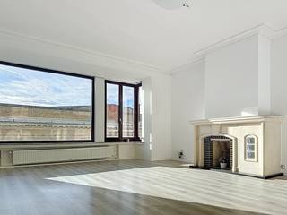 Op zoek naar een ruim en lichtrijk appartement (met lift) aan de kust? Dit prachtig gerenoveerde appartement met 2 grote slaapkamers en zijdelings zeezicht biedt alles voor wie comfortabel en stijlvol wil wonen.De gezellige leefruimte is ruim opgezet en combineert hedendaags comfort met karaktervolle elementen: authentieke sierstukken en een elegant haardelement werden smaakvol bewaard. Daarnaast beschikt het appartement over een praktische aparte keuken.Verder zijn er 2 ruime slaapkamers en een moderne badkamer met inloopdouche, volledig vernieuwd en instapklaar.Uniek is dat er slechts één appartement per verdieping is, wat zorgt voor extra rust en privacy. Bovendien kan u vanuit het appartement genieten van een prachtig zijdelings zeezicht.Troeven van dit appartement:- Groot en lichtrijk met zijdelings zeezicht- Ruime leefruimte met authentieke sier- en haardelementen- Aparte keuken- 2 grote slaapkamers- Moderne badkamer met inloopdouche- Rustig wonen: 1 appartement per verdieping- Centrale ligging dicht bij zee en voorzieningenEen ideaal appartement voor wie stijl, ruimte en comfort wil combineren met de charme van de Belgische kust.Ben je geïnteresseerd in dit pand te huur in Oostende? Ga naar de website www.dewaele.com, klik op het pand dat je wenst te huren. Via de rode knop "vraag je bezoek aan" vragen we u kort een profiel in te vullen. Daarna nemen we contact op voor een bezoek. Telefonisch kunnen er geen afspraken gemaakt worden. Bezoek aanvragen