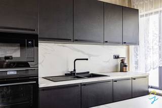 Cette maison a été entièrement rénovée avec des matériaux de haute qualité en 2025.<br /><br />La maison comprend 4 chambres, une cuisine entièrement équipée avec four, micro-ondes, plaque à induction, réfrigérateur et congélateur, un salon avec coin repas et une agréable véranda avec climatisation/chauffage. Au rez-de-chaussée, il y a 1 chambre et également une petite salle de bains. Au premier étage, vous trouverez 3 chambres, dont 1 avec dressing. De plus, il y a une salle de bains luxueuse avec baignoire et grande douche à l'italienne. Il y a aussi un grenier avec beaucoup d'espace de rangement.<br /><br />Au sous-sol se trouvent une 'mancave', garage, buanderie et débarras.<br /><br />Le jardin est agréablement aménagé avec pergola, terrasse et cabane de jardin.<br /><br />Plus d'infos ou une visite ?<br />Appelez Isabelle : 0498/10.69.56 ou isabelle@cornelis-goeman.be