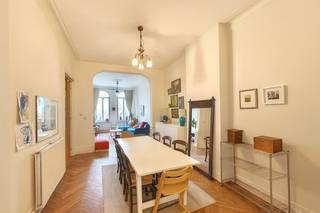 Dit prachtig en centraal gelegen appartement met twee slaapkamers bevindt zich op de vierde verdieping van een verzorgd gebouw in de Oostenstraat...