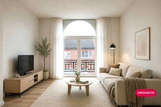 Bent u op zoek naar een hippe eerste eigen stek, een slimme investering of de ideale uitvalsbasis voor studerende kinderen? Dan is dit instapklare, volledig gerenoveerde appartement aan de Zwijnaardsesteenweg 6 precies wat u zoekt.Gelegen in een kleinschalige residentie met een prachtige historische gevel uit 1898, biedt dit appartement een efficiënt ingedeelde bewoonbare oppervlakte van 42 m². De lichtrijke leefruimte met open keuken vormt een aangenaam geheel. De keuken is uitgerust met alle nodige toestellen en aan de voorzijde geniet u van een gezellig balkon.Via de hal met praktische ingemaakte kasten en een afzonderlijk toilet bereikt u de slaapkamer en aansluitende badkamer met douche.De ligging is een absolute troef. Verschillende campussen, het Sint-Pietersstation en het Gentse stadscentrum bevinden zich op wandel- en fietsafstand, waardoor dit een ideale woon- of investeringslocatie is.Ook technisch scoort het appartement uitstekend. Het werd volledig gerenoveerd in 2026 en beschikt over een EPC-label A, conforme elektriciteit en een asbestveilig attest. Dankzij de afwezigheid van een syndicus zijn er bovendien geen gemeenschappelijke kosten.Eventuele AI-visualisaties zijn bedoeld als inspiratie. Er werd geen rekening gehouden met technische specificaties, stedenbouwkundige voorschriften of de concrete mogelijkheden tot realisatie.Bestuursmaatregelen in het maatregelenregister: nee