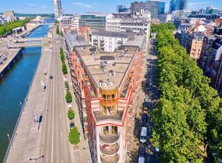 <p>Kwalitatief afgewerkt appartement (115 m²) op de 6de verdieping van de verzorgde residentie Waterview (2011), ideaal gelegen op wandelafstand van Tour & Taxis, de Vismarkt, de Dansaertwijk, het WTC, metro- en treinstations. Een topligging waar comfort, bereikbaarheid en het bruisende stadsleven perfect samenkomen. De ruime leefruimte (50 m²) met volledig ingerichte open keuken en één van de twee volwaardige slaapkamers geven uit op twee perfect georiënteerde zonneterrassen (samen 25 m²) met een adembenemend uitzicht over het kanaal, de Basiliek van Koekelberg en de Brusselse skyline. Verder beschikt het appartement over een inkomhal, berging/wasplaats, gastentoilet en een privatieve kelderberging. Eén of meerdere autostaanplaatsen kunnen afzonderlijk worden aangekocht. Verkoop in erfpacht: u wordt volle eigenaar van het appartement en betaalt voor de grond een jaarlijkse canon van 4.104€, die onder bepaalde voorwaarden fiscaal aftrekbaar kan zijn. Dankzij deze formule koopt u aan een aanzienlijk lagere prijs dan in volle eigendom. Bovendien kunt u, mits u aan de wettelijke voorwaarden voldoet, ook genieten van het verlaagd registratierecht (abattement). De erfpachtovereenkomst loopt 99 jaar en kan nadien worden verlengd. Momenteel verhuurd aan 1.600€ per maand (incl. gemeenschappelijke en privatieve kosten), waardoor dit appartement ook een interessante investeringsopportuniteit vormt. Meer informatie of een bezoek? Contacteer Frederik vrijblijvend op frederik@immo-time.be.</p>