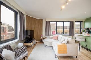 Op zoek naar een lichtrijk appartement met een ruime indeling, volledig gerenoveerd met kwaliteitsvolle materialen en mooi onderhouden? Dan is dit pareltje een buitenkans!
De Florent Geversstraat 54 geniet van een uiterst centrale ligging in het hart van Edegem, op wandelafstand van het gezellige centrum met zijn winkels, horecazaken, scholen en dagelijkse voorzieningen.
Het appartement bevindt zich op de tweede verdieping van een verzorgd, kleinschalig gebouw en verwelkomt u in de gezellige leefruimte boordevol natuurlijk licht. De open leefkeuken vormt één geheel met de leefruimte en werd volledig vernieuwd in 2021. Verder beschikt het appartement over een ruime slaapkamer en een stijlvolle badkamer.
Dit appartement heeft een goede epc-score van 276 kWh/m²jaar. De PVC-ramen beschikken over dubbele beglazing en verwarmen doet u op centrale verwarming op aardgas met een individuele condensatieketel van Bulex. Het dak werd vernieuwd en geïsoleerd conform de geldende normen, en ook de elektrische installatie werd gekeurd en is volledig conform tot 2046. Het gebouw beschikt over aparte meters voor gas, elektriciteit en water (via tussenmeter). De maandelijkse kosten bedragen €50 en omvatten de blokpolis en de elektriciteit van de gemene delen.
Stedenbouwkundige inlichtingen in aanvraag.
Koopt u als enige en eerste woning? Dan geniet u van het verlaagde tarief van 2% verkooprechten.
Bent u reeds eigenaar? Verkoop uw eerste eigendom binnen de 2 jaar en profiteer alsnog van deze gunstmaatregel.
Voor meer informatie of een gratis waardebepaling van uw vastgoed kan u een aanvraag invullen op onze website of even bellen op het nr. 03/345.88.99.
