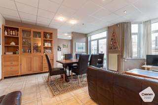 Bij het binnenkomen word je verwelkomd in een lange inkomhal die meteen een gevoel van ruimte en openheid creëert. Aan je rechterzijde bevindt zich...