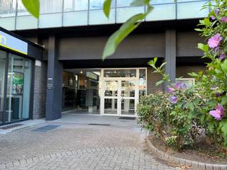 Bent u op zoek naar een lichtrijk appartement met een prachtig vergezicht? Dan is dit appartement op de 10de verdieping van een residentieel gebouw in Merksem beslist wat u zoekt. Gelegen aan de Lambrechtshoekenlaan, vlak bij speeltuin Distelhoek, scholen, winkels, openbaar vervoer en belangrijke invalswegen.<br /><br />Dankzij de hoge ligging geniet u elke dag van een fenomenaal panoramisch uitzicht en een uitstekende lichtinval. Het west gericht terras vormt de ideale plek om na een drukke dag te ontspannen en te genieten van de namiddag- en avondzon.<br /><br />De ruime leefruimte baadt in het natuurlijke licht en is uitgerust met recente PVC-ramen met dubbele beglazing, wat zorgt voor een aangenaam wooncomfort en een goede energieprestatie.<br /><br />De gesloten keuken biedt voldoende ruimte en kan volledig naar eigen smaak ingericht worden.<br /><br />Het appartement beschikt over twee slaapkamers, waarvan een ruime master bedroom en een tweede slaapkamer. Beide kamers geven uit op de terraszijde, waardoor ook hier volop licht en een aangenaam uitzicht aanwezig zijn.<br /><br />De badkamer werd gedeeltelijk vernieuwd en is voorzien van een moderne inloopdouche, een stijlvol lavabomeubel én voldoende plaats voor zowel een wasmachine als een droogkast.<br /><br />Overdekte autostaanplaats bij aan te kopen voor €15.000.<br /><br />Troeven<br />Appartement op de 10de verdieping<br />Fantastisch panoramisch uitzicht<br />Westgericht terras met namiddag- en avondzon<br />Recente PVC-ramen met dubbele beglazing<br />Vernieuwde badkamer met moderne douche<br />Een ideaal appartement voor zowel eigen bewoning als investering, dankzij de uitstekende ligging, het mooie uitzicht en het aangename wooncomfort.<br /><br />Interesse? Neem vandaag nog contact op voor een bezoek en ontdek zelf de vele troeven van dit appartement.