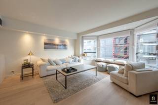 Superbe appartement avec vue latérale sur la mer, idéalement situé à proximité immédiate de la Place du Triangle.<br />L’appartement se compose d’un hall d’entrée avec toilette invités, d’un séjour et d’une salle à manger lumineux bénéficiant d’une vue latérale sur la mer, ainsi que d’une cuisine ouverte moderne entièrement équipée avec tous les appareils nécessaires. Débarras pratique.<br />La chambre principale dispose de placards intégrés et donne accès à une terrasse à l’arrière. Une salle de douche et une deuxième chambre complètent l’ensemble.<br />Cet appartement prêt à emménager est situé dans un emplacement absolument privilégié à Knokke.