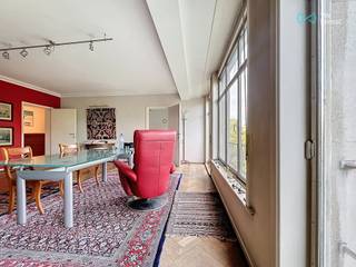 <p>🏡 <strong>For Sale – 5-Bedroom Apartment</strong><br />✨ Spacious and prestigious property – ideal as residence or for professional use ✨</p>
<p>📍 <strong>Ixelles – Avenue Louise 193</strong><br />Prime location in one of the most sought-after areas of Brussels: shops, restaurants, public transport (tram, bus, metro), schools and parks within walking distance. Public parking directly in front of the building.</p>
<p>🔹 <strong>Property Description</strong><br />Total surface: <strong>183 m² living space + 11 m² balconies/terraces</strong><br />Located on the 4th floor with lift, this bright apartment offers:</p>
<ul>
<li>
<p>Entrance hall with reinforced security door</p>
</li>
<li>
<p>Large living room (±39 m²) with decorative fireplace and built-in designer library</p>
</li>
<li>
<p>Dining room with bow-windows</p>
</li>
<li>
<p><strong>5 bedrooms / versatile rooms</strong> (ideal as bedrooms, offices, medical practice or professional use)</p>
</li>
<li>
<p>Fully equipped kitchen (currently set up as a secretariat with archive space) + balcony</p>
</li>
<li>
<p>Main bathroom with bathtub, double sink, bidet and storage</p>
</li>
<li>
<p>Additional shower room</p>
</li>
<li>
<p>Waiting room / multipurpose space with built-in cupboards and water point</p>
</li>
<li>
<p>Separate toilet</p>
</li>
<li>
<p>Private cellar</p>
</li>
</ul>
<p>🌟 <strong>Highlights</strong><br />✔ Prestigious location: Avenue Louise – Ixelles<br />✔ Flexible use: family home or professional practice<br />✔ Spacious and bright rooms<br />✔ 11 m² of terraces with open views<br />✔ Lift and enhanced security (reinforced door, intercom, videophone)<br />✔ Immediate access to public transport, shops, restaurants, Bailli district, EU institutions</p>
<p>📊 <strong>Practical details</strong><br />Floor: 4 (with lift)<br />EPC: Class E</p>
<p>💎 A <strong>rare opportunity</strong> on the market: a spacious and luminous apartment on prestigious Avenue Louise, combining prestige, comfort and flexibility.</p>
<p>📞 <strong>Information &amp; visits</strong><br />Olivier Halleux – We Invest Brussels-Europe<br />📱 +32 486 688 625<br />📧 olivier.halleux@weinvest.be<br />🌐 www.weinvest.be<span></span></p>