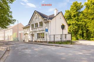 In een rustige en aangename woonomgeving in Wijgmaal bevindt zich deze vernieuwde woning met een bewoonbare oppervlakte van maar liefst 329 m². De woning combineert de charme van een karaktervolle woning met het comfort van diverse renovaties en technische vernieuwingen. De woning beschikt over een lichtrijke leefruimte, een keuken (zonder fornuis), vier volwaardige slaapkamers, een zolder én kelder, een wasruimte, twee badkamers en drie toiletten. De voorbije jaren werden belangrijke investeringen uitgevoerd, waaronder een conforme elektrische installatie, een nieuw dak, een nieuwe gasketel met vernieuwde leidingen, zonnepanelen, een gekeurde laadpaal etc. Dankzij het asbestveilig attest en het EPC-label C biedt de woning bovendien een solide basis voor de toekomst. Een extra troef is de groene ligging. Aan de voorzijde bevindt zich het Ymeria Park, terwijl ook de achterzijde uitgeeft op een park. Tegelijk geniet u van een uitstekende bereikbaarheid dankzij de nabijheid van winkels, scholen, openbaar vervoer, het station van Wijgmaal en Leuven. Zo combineert deze woning een rustige woonomgeving met een uitstekende bereikbaarheid. Naast de woning bevindt zich één afzonderlijk bouwlot waarvoor reeds een bouwvergunning werd verkregen. Deze bouwgrond maakt geen deel uit van de verkoop van de woning en wordt afzonderlijk aangeboden. Wenst u graag een bezoek of extra informatie? Aarzel dan zeker niet om contact op te nemen via info@homies.be!<br />