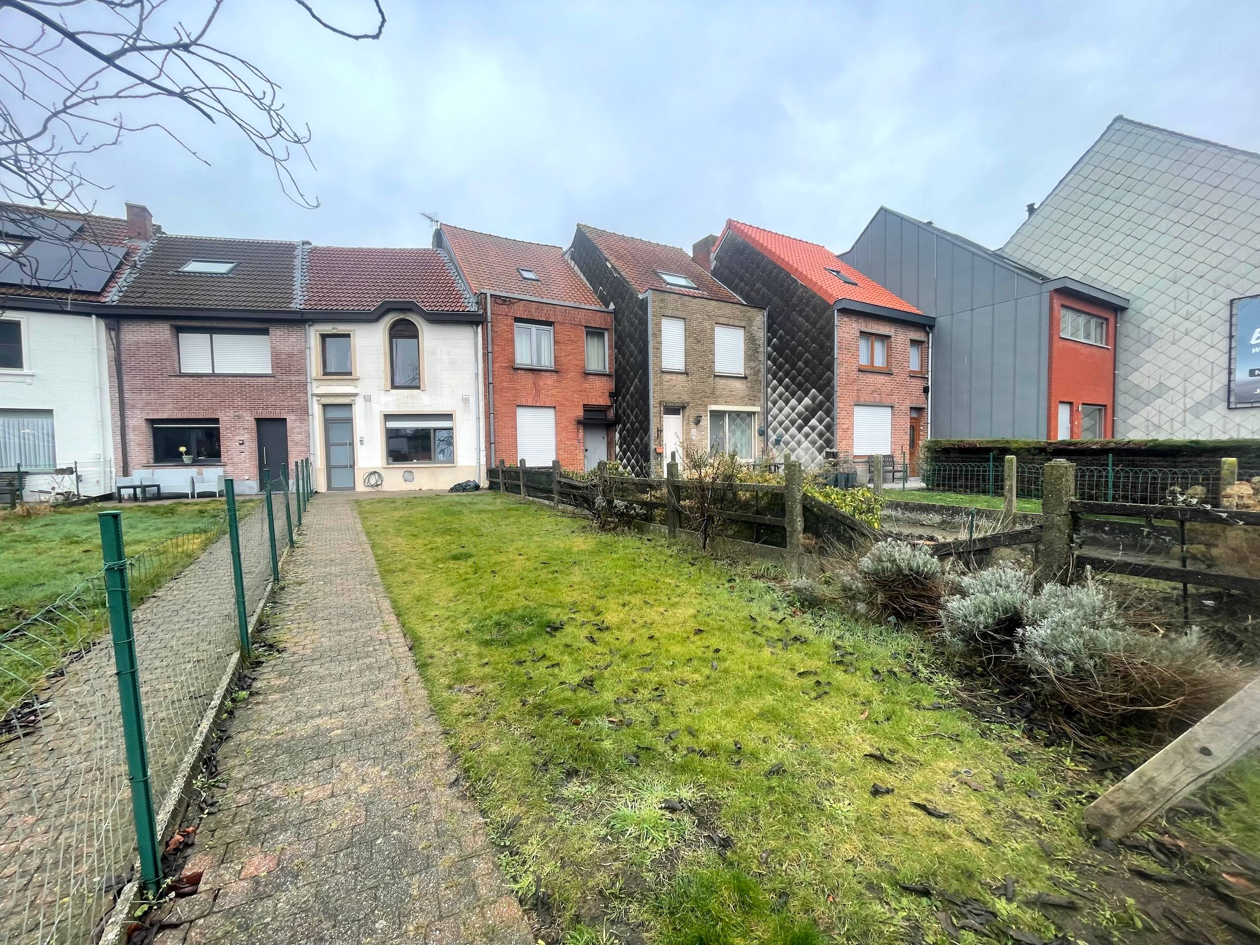 Gistel - Woning met veel potentieel te koop - foto 2