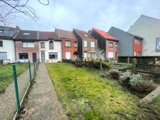 Gistel - Woning met veel potentieel te koop te Gistel.Indeling:Inkomhal met toilet, badkamer, berging/wasruimte, leefruimte met ruime open keuken,...