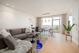 Welkom in uw toevlucht aan zee, waar stijl, comfort en rust samenkomen in een volledig gerenoveerd 2-slaapkamerappartement met een fenomenaal uitzicht over de Noordzee én de duinengordel van Bredene. Dit charmante juweeltje combineert een bohemian, eigentijdse sfeer met kwalitatieve afwerking en een zorgeloze instapklare beleving.<br /><br />Met een bewoonbare oppervlakte van 73 m² geniet u van een doorzonindeling met open vergezichten aan beide zijden. Aan de voorzijde strekt het uitzicht zich uit over de zee en duinen; aan de achterzijde heerst rust met zicht op de stille binnenzijde van het gebouw.<br />De leefruimte met warme parketvloer ademt gezelligheid en licht. De volledig vernieuwde maatkeuken, afgewerkt in verstek en voorzien van ledverlichting en ingemaakte kasten, biedt een perfecte combinatie van stijl en functionaliteit.<br /><br />De twee ruime slaapkamers bevinden zich aan de rustige achterzijde en zijn elk voorzien van een recent geplaatst wandmeubel op maat met ingemaakte kasten en open vestiaire. De op maat gemaakte overgordijnen sluiten perfect aan bij het interieur en creëren een sfeervolle, serene omgeving.<br /><br />De stijlvolle badkamer is volledig vernieuwd en uitgerust met een inloopdouche. Een privatieve berging op het tussenverdiep is inbegrepen in de prijs, net als toegang tot een gemeenschappelijke fietsenstalling op het gelijkvloers.<br /><br />Het appartement wordt volledig bemeubeld verkocht (aankoopprijs € 20.000), inclusief alle roerende goederen en een nagenoeg nieuw huisraad, bestaande uit:
<ul>
<li>Glazen, borden, bestek en kookgerei</li>
<li>Lakens, handdoeken en textiel</li>
<li>Decoratie, verlichting en accessoires</li>
</ul>
<br />Een echte instapklare oplossing, ideaal voor wie onmiddellijk wil bewonen of verhuren.<br /><br />Extra troeven
<ul>
<li>Doorzonappartement met frontaal zeezicht en open zicht op duinen</li>
<li>Terras van 5 m² met zicht op zee</li>
<li>Privatieve berging inbegrepen</li>
<li>Gemeenschappelijke fietsenstalling op het gelijkvloers</li>
</ul>
Toplocatie in Bredene<br />Gelegen op wandelafstand van strand en duinen, biedt dit appartement het beste van de Belgische kust: rust, licht, natuur en comfort in één.<br />Of u nu zoekt naar een tweede verblijf, een vaste woonplaats of een zorgeloze investering, dit appartement heeft alles om te overtuigen.<br /><br />Samenvatting<br />📍 Bredene – op wandelafstand van strand en duinen<br />🌅 Frontaal zeezicht & open zicht op duinen<br />🛏️ 2 slaapkamers | 🛁 1 badkamer met inloopdouche<br />📐 73 m² woonoppervlakte | 🪑 Volledig bemeubeld | 🅿️ Privatieve berging + fietsenstalling