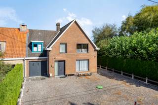 Deze statige halfopen woning biedt een zee aan ruimte en potentieel.<br />Dankzij enkele renovatiewerken kan u ze volledig omvormen tot uw ideale droomwoning.<br /><br /><strong>De woning beschikt over:</strong>
<ul>
	<li>Ruime en lichtrijke kamers</li>
	<li>Betonnen tussenvloeren</li>
	<li>Praktische bergruimtes</li>
	<li>Een zonnige tuin met achteraan enkele bijgebouwen die tal van invullingen toelaten</li>
</ul>
<strong>Indeling:</strong>

<ul>
	<li>Gelijkvloers: inkomhal, woonkamer, keuken, veranda, toilet en ruime garage</li>
	<li>Eerste verdieping: nachthal, 4 slaapkamers en badkamer</li>
	<li>Kelder + buitenbergingen met bijhorende zolder</li>
</ul>
<strong>Troeven:</strong>

<ul>
	<li>Bewoonbare oppervlakte van 207 m²</li>
	<li>Perceel van 589 m² met doorrit langs de zijkant (handig voor fietsen, tuinmateriaal en afval)</li>
	<li>Verwarming op propaangas met condenserende ketel</li>
	<li>EPC-score C → géén renovatieplicht!</li>
	<li>Voldoende parkeergelegenheid, ruime garage en mogelijkheden voor carport</li>
</ul>
Een woning met sterke basisstructuur en heel wat mogelijkheden om er een prachtige gezinswoning van te maken.<br />Tussen de foto's in kunt u alvast enkele renders terugvinden. <br /><br />De ligging is landelijk en zeer rustig. Op enkele minuten gelegen van het centrum van Beveren en op 10 min. van het centrum van Roeselare.<br />Er is een zeer vlotte verbinding met de Ring van Roeselare en de E403 Kortrijk Brugge. <br /><br />Bij interesse, aarzel niet ons te contacteren op 051/201.400 of info@dicasa.be