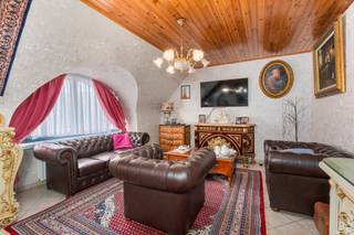 [[ DIT PAND NEEMT DEEL AAN DE ERA OPEN HUIZEN DAG OP 13/6 VAN 16:00 TOT 17:00 ]]
<p>Te koop: ruim gesloten appartement in het centrum van Lebbeke, op wandelafstand van winkels, voorzieningen en openbaar vervoer.</p>

<p>Dit appartement biedt een comfortabele leefruimte met veel opbergmogelijkheden en een praktische indeling. Dankzij de centrale ligging geniet u van alle voordelen van het stadsleven, terwijl de bijhorende garagebox (verplicht aan te kopen voor 25.000 euro) en grote parking zorgen voor optimaal gemak. De woning beschikt over twee slaapkamers, een terras en een volledig uitgeruste keuken.</p>

<p>Belangrijkste ruimtes:<br />• Inkomhal (10 m²)<br />• Living (31 m²) met veel lichtinval<br />• Volledig ingebouwde keuken (10 m²) met dubbele spoelbak, vaatwasser, dampkap, koelkast, oven en ingemaakte kasten<br />• Badkamer (5 m²) met ligbad, toilet, wastafel en aansluitingen voor wasmachine en droogkast<br />• Apart toilet (2 m²)<br />• Slaapkamer (17 m²)<br />• Slaapkamer (9 m²)<br />• Terras (7 m²)<br />• Garage (17 m²)</p>

<p>Troeven:<br />• Bijhorende garagebox (verplicht aan te kopen aan 25.000 euro) en grote parking<br />• Centrale ligging in het hart van Lebbeke, vlakbij winkels en voorzieningen<br />• Ruim appartement met voldoende opbergmogelijkheden</p>

<p>Neem vandaag nog contact op met je ERA-makelaar voor een bezoek. JOUW DROOMAPPARTEMENT. ZO GEVONDEN!</p>