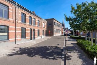 <p><strong><span>Instapklare, energiezuinige woning met 3 slaapkamers, waaronder een afgewerkte masterbedroom op zolder, en een gezellige stadstuin met handige achtertoegang. </span></strong><strong><span>De woning onderging in 2026 een grondige totaalrenovatie waarbij aandacht werd besteed aan hedendaags wooncomfort, kwaliteit en energiezuinigheid. <br /></span></strong><strong><span><br /></span></strong><strong><span>Gelegen in de Heilig Hartstraat geniet deze woning van een bijzonder praktische ligging: rustig wonen met alle voorzieningen binnen handbereik. Recht tegenover de woning bevindt zich een ruime openbare parking met speeltuintje, waar parkeren mogelijk is met een bewonerskaart. Winkels, scholen en openbaar vervoer liggen op wandel- en fietsafstand. De achterliggende doorgang zorgt voor extra comfort en is ideaal voor het plaatsen van afvalcontainers en het stallen van fietsen. Verder beschikt de woning over een goedgekeurde elektrische installatie en is ze asbestveilig.<br /><br /></span></strong><span><span>Gelijkvloerse verdieping</span>: <br /></span><span>Via de aparte inkomhal met gastentoilet bereikt u de lichtrijke leefruimte. De volledig vernieuwde keuken sluit mooi aan bij de leefruimte en is uitgerust met kwalitatieve toestellen zoals een combi-oven, inductiekookplaat met dampkap, vaatwasser en koelkast.<br /><br /></span><span>De gezellige woonkamer met parketvloer geniet dankzij de grote raampartijen en twee dakkoepels van een aangename hoeveelheid natuurlijk daglicht. Vanuit de woonkamer is er toegang tot de praktische voorraadkelder, ideaal voor extra opslagruimte.<br /><br /><span>Eerste verdieping</span>: <br /></span><span>Op de eerste verdieping bevinden zich twee kamers, ideaal als kinderkamer, bureau of hobbyruimte. Daarnaast werd een volledig vernieuwde badkamer ingericht met toilet, wastafelmeubel en een comfortabele inloopdouche.<br /><br /><span>Zolderverdieping:</span> <br /></span><span>De vaste trap leidt naar de volledig afgewerkte zolderverdieping. Deze ruimte vormt vandaag een ruime masterbedroom en biedt dankzij de oppervlakte een bijzonder aangename extra leefruimte. Bovendien bestaat de mogelijkheid om deze verdieping verder op te splitsen tot twee aparte slaapkamers, waardoor de woning kan beschikken over vier slaapkamers.<br /><br /><span>Buitengebeuren:</span> <br /></span><span>Achteraan de woning bevindt zich een gezellig stadstuintje met praktische achterinkom. Deze doorgang is een grote meerwaarde in het dagelijks gebruik: fietsen kunnen eenvoudig achteraan gestald worden en ook afvalcontainers kunnen via deze weg buiten geplaatst worden, zonder dat men door de woning hoeft. Recht tegenover de woning bevindt zich bovendien een ruime openbare parking met speeltuintje, waar parkeren mogelijk is met een bewonerskaart.<br /><br /><span>Bijzonderheden:</span> <br />- Instapklare, energiezuinige woning <br />- Totaalrenovatie in 2026<br />- 3 slaapkamers met mogelijkheid tot 4 slaapkamers <br />- Praktische servitude achteraan de woning: ideaal voor containers en fietsen <br />- Ruime openbare parking voor de woning <br />- Goedgekeurde elektrische installatie <br />- Gunstige EPC-score: ... Kwh/m²/j</span></p>