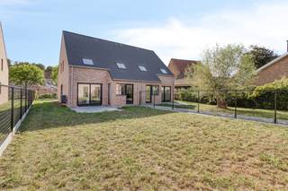 Kom vrijblijvend langs tijdens ons opendeurmoment op zaterdag 25 april tussen 9u30 en 10u30 en laat je verrassen! Allen welkom!Stijlvol nieuwbouwhuis te koop in Elverdinge met drie slaapkamers, dubbele garage en tuin. Deze halfopen woning is uitermate geschikt voor wie op zoek is naar een centraal gelegen woning tussen Ieper, Poperinge en Vleteren. Dit huis wordt afgewerkt verkocht (schilderklaar) en komt in aanmerking voor 6% BTW! Verder is dit huis erg energiezuinig gebouwd en wordt er gewerkt met warmtepomp, regenwater, superisolerend glas,... INDELING Gelijkvloers: Inkomhal met apart toilet - ruime woonkamer met mooie raampartijen, zithoek en eetplaats - open volledig geïnstalleerde keuken met eiland - ruime aangrenzende berging bij de keuken met aansluitingen voor wasmachine - achtertuin met toegang naar de dubbele garage, voorzien van automatische poort. Eerste verdiep: Nachthal - drie slaapkamers - badkamer met dubbel lavabomeubel en inloopdouche - berging - apart toilet.Verder heeft deze woning nog een ruime zolder, toegankelijk via zolderluik.ALGEMEEN- Perceel 427m²- Energiezuinig (max E-peil 30)- Superisolerende beglazing- Regenput 10.000L- Ventillatie type D- Verwarming met warmtepomp- In aanmerking voor 6% BTW--Dubbele garage kan aangekocht worden (€60.000) of €100/maand huurkoop dubbele garage ( aankoop binnen de 2 jaar )Op zoek naar een nieuwbouwwoning om te kopen maar wil je nog even sparen? Dan is dit jouw kans! Je kan deze woning eerst huren voor 2 jaar om dan binnen de 2 jaar aan te kopen. De huurgelden worden dan in mindering gebracht van de aankoopprijs.