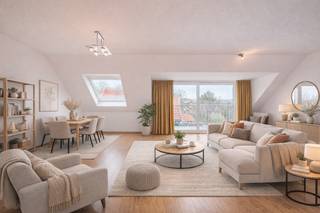 Ce spacieux appartement en duplex traversant est situé dans la Westkapellestraat, au cœur de Heist, et constitue l'opportunité idéale pour ceux...