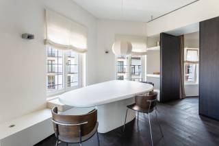 Wilt u de eerste bewoner worden van dit stijlvolle appartement op de derde verdieping van een kleinschalige residentie waarvan de totaalrenovatie recent werd voltooid? Dit bemeubelde appartement is gelegen in de Bresstraat, op de hoek met de Amerikalei, op een absolute toplocatie in Antwerpen. U woont hier op wandelafstand van het bruisende Zuid, het Marnixplein en het KMSKA, omringd door tal van gezellige restaurants, cafés en boetieks. Bovendien geniet u van een uitstekende bereikbaarheid dankzij de vlotte verbindingen met het openbaar vervoer en de belangrijkste invalswegen.<br /><br />Het kloppende hart van het appartement is zonder twijfel de lichtrijke leefruimte, waar de grote raampartijen een overvloed aan natuurlijk licht binnenbrengen. De stijlvolle open keuken met centraal kookeiland vormt het middelpunt van de ruimte en is uitgerust met hoogwaardige inbouwtoestellen, waaronder een BORA-kookplaat met geïntegreerde dampkap en een Quooker-kraan. De keuken vloeit naadloos over in de gezellige eetruimte en de sfeervolle woonkamer, waardoor een open en harmonieus geheel ontstaat. De smaakvolle, kwalitatieve afwerking en het zorgvuldig gekozen meubilair versterken de moderne en elegante uitstraling van dit appartement.<br /><br />Verder beschikt het appartement over twee volwaardige slaapkamers, elk voorzien van maatwerkkasten die optimaal gebruikmaken van de beschikbare ruimte. Aansluitend bevindt zich een stijlvolle ensuite badkamer, uitgerust met een ruime inloopdouche en een modern wastafelmeubel met praktische opbergruimte. De hoogwaardige afwerking en het doordachte ontwerp zorgen voor een comfortabel en luxueus woongevoel.<br /><br />Kortom, een uitzonderlijk appartement waar luxe, comfort en een topligging perfect samenkomen.<br /><br />Huurprijs: 1.795,00 EUR/maand<br />Kosten: 195,00 EUR/maand (incl gas, water & elektriciteit)<br />Beschikbaarheid: onmiddellijk <br /><br />Interesse?<br />Contacteer LISTED voor een bezoek: +32 3 283 51 51<br />
