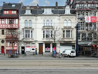 Voor meer informatie of een bezoek? 09 279 11 22 of info@centeroffice.be<br />Dit handelspand is gelegen in de prachtige Koningin Elisabethlaan van Gent. Aan het vernieuwde stationt Gent Sint-Pieters. Een brede beboomde laan met voor de winkels parkeermogelijkheden. Het pand zelf heeft een bruikbare vloeroppervlakte van 114m2 en een koer met berging.<br />EPC Label D<br />woongebieden met cultureel, historische en/of esthetische waarde, vergunning uitgereikt