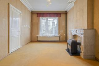 Bent u op zoek naar een renovatieproject met ongeziene mogelijkheden op een toplocatie? In de Smedenstraat, midden in het levendige hart van de kuststad, presenteren wij dit karaktervolle huis te koop. Dit unieke vastgoed onderscheidt zich door zijn authentieke elementen, zoals de prachtige hoge plafonds, en een voor het centrum ongeziene perceeloppervlakte van maar liefst 634 m².Wie dit pand wil kopen, kiest voor een strategische ligging in Knokke. Dankzij de uitstekende bereikbaarheid bevindt u zich op wandelafstand van de Lippenslaan en het station. Het is de ideale opportuniteit voor wie een ruime woning wil kopen in Knokke om deze volledig naar eigen hand te zetten en te genieten van een zongerichte tuin in de stadskern.Indeling:gelijkvloers:- inkomhal- leefruimte met eetkamer- ruime keuken met aansluitende veranda- terras en ruime tuin1ste verdieping:- Master bedroom- slaapkamer- badkamer2de verdieping:- slaapkamer 3, 4 en 5Daarnaast beschikt dit te renoveren huis over een praktische kelder en een ruime bergzolder.Wenst u graag meer informatie of een bezoek? Neem gerust contact op met onze vastgoedexpert Arne Reubens via +32 472 186 304 of arne.reubens@dewaele.com*Deze AI-visualisaties zijn bedoeld als inspiratie. Er werd geen rekening gehouden met technische specificaties, stedenbouwkundige voorschriften of de concrete mogelijkheden tot realisatie.