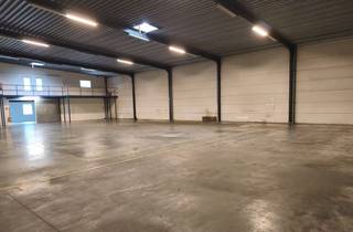 Deze functionele magazijnruimte van circa 1.450 m² is uitgerust met een sectionale poort en een verwarmingsinstallatie, wat zorgt voor...