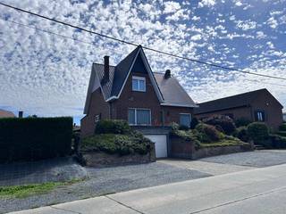 <p>Instapklare vrijstaande woning in het groene Pajottenland</p><p>Op een rustige en groene locatie in het Pajottenland bevindt zich deze instapklare vrijstaande woning, gelegen op een perceel van 5a 22ca. De woning bevindt zich in de Gaasbeeksestraat, op ongeveer 3 km van het centrum van Lennik. Winkels, scholen en restaurants bevinden zich in de nabije omgeving. Ook zijn er busverbindingen richting Brussel-Zuid, Halle, Lennik en Asse. Het metrostation Erasmus en de oprit van de Ring bevinden zich op ongeveer 6,5 km. De woning is doorheen de jaren goed onderhouden en biedt dankzij de praktische indeling heel wat mogelijkheden voor een gezin.</p><p>Het gelijkvloers omvat een inkomhal met apart toilet, een bureau of extra slaapkamer, een ruime leefruimte met salon, eetplaats en keuken en een veranda met elektrische zonwering. Via het schuifraam is er rechtstreeks toegang tot het terras en de volledig omheinde tuin. Op de eerste verdieping bevinden zich een nachthal, drie ruime slaapkamers, een ruime badkamer en twee praktische bergingen. Samen met de kamer op het gelijkvloers zijn er hierdoor tot vier mogelijke slaapkamers. De volledig geïsoleerde zolder biedt bijkomende bergruimte.</p><p>De woning beschikt verder over een kelderverdieping met voorraadkamer, verwarmingsruimte en een grote inpandige garage met sectionale poort. Daarnaast is er een afzonderlijk tuinhuis en zijn er meerdere parkeerplaatsen op het eigen perceel. Verder voorzien van een waterverzachter, regenwaterput, rolluiken en elektrische zonwering.</p><p>Een aangename woning voor wie op zoek is naar ruimte, een tuin en een rustige groene omgeving, gecombineerd met een goede bereikbaarheid richting Lennik, Brussel en de omliggende gemeenten. EPC-label D.</p><p>Interesse in deze veelzijdige woning? Plan snel uw bezoek in.</p>