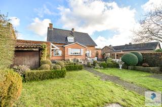 Deze mooie en perfect onderhouden open bebouwing biedt 4 slaapkamers, een garage en een zuidgerichte tuin op een perceel van 858m².<br /><br />De woning is gelegen in een rustige straat op wandelafstand van winkels, school en het centrum van Oedelem.<br />Dankzij de vele raampartijen geniet je overal van veel lichtinval.<br /><br />Indeling; Gelijkvloers, ruime inkomhal met apart toilet en vestiaire,bureau of extra slaapkamer, lichtrijke woonkamer met zicht op de tuin, ingedeeld in zit- en eetplaats met schouw, grote ingerichte keuken met eethoek, wasplaats met douche, grote garage, 1ste verdieping, ruime nachthal, 3 volwaardige slaapkamers, badkamer met toilet, lavabo en douche/ligbad. buiten is er een oprit en toegang tot de garage en diepe achtertuin met open zicht. Zonneterras en tuinberging.<br /><br /><strong>Informatie:</strong><br />- Totale grondoppervlakte: 858m²<br />- EPC: 414 kWh/m² (UC: 2451539)<br />- Stedenbouwkundige inlichtingen in aanvraag<br /><br />Voor meer informatie of het inplannen van een bezoek:<br />Denis – 050/550.750 – info@perspectiefvastgoed.be – 7/7 bereikbaar