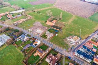 Ontdek de perfecte kavel met jouw droomhuis – een <strong>royaal perceel van 889m²</strong>, voorzien van een strakke moderne woning. Een architecturale parel voorzien van grote raampartijen om zo de groene omgeving in de woning te laten binnenstromen, voorzien van een ruime leefkeuken met aansluitend een overdekt terras en een knusse zithoek. Daarnaast beschikt de woning nog over een ruime berging en een bureauruimte. Op  het verdiep beschikt deze woning over 3 slaapkamers, 2 badkamers , dressing, apart toilet en een berging.  Interesse bel Ewout op 0497 588 888. 
