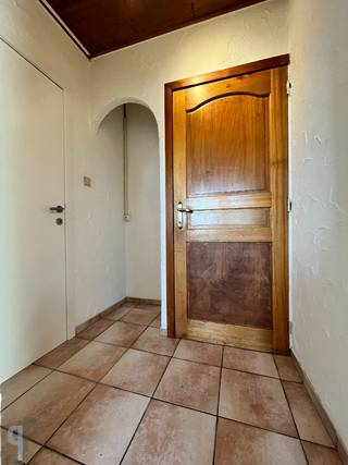 Vul eerst de KANDIDATUURFICHE volledig in door te klikken op volgende link https://ppvastgoed.be/nl/kandidatuurfiche ! Dan pas kan een bezoek ingepland worden. Deze gunstig gelegen, instapklaar appartement bevindt zich op de 2de verdieping van een rustig gelegen appartementsgebouw. Het omvat een ingerichte keuken met geïntegreerde woonkamer, badkamer met douche, meubel, kast, voorziening voor wasmachine en toilet, 1 slaapkamer. De studio wordt verwarmd met een gaskachel. Beschikbaar vanaf 01/10/2026. Huurprijs €650/maand + €10/maand (onderhoud brander).