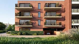 <p><em><strong>Residentie Rubens – De werken zijn in volle uitvoering. Kom het zelf ontdekken</strong></em></p>
<p><strong>Het volgende hoofdstuk<br /></strong>Er komt een moment waarop het huis te groot wordt. De kinderen hebben hun eigen plek gevonden, de tuin vraagt meer tijd dan hij teruggeeft, en de trap naar boven voelt elk jaar een beetje langer. Het huis is vol herinneringen, maar uw leven speelt zich steeds vaker ergens anders af: op een terras in de stad, in het park, bij vrienden op de Grote Markt.</p>
<p><strong>Voor dat nieuwe hoofdstuk is Residentie Rubens ontworpen. Een rustige straat, midden in de stad<br /></strong>Stel u een gewone dinsdagochtend voor. U neemt de lift naar beneden, stapt naar buiten in de Kasteelloop, een straat zonder doorgaand verkeer, en wandelt via het groene fiets- en wandelpad naar het Stadspark. Een koffie in het centrum, een boodschap onderweg, en u bent terug thuis voor de middag. De auto blijft gewoon in de garage staan. En moet hij toch mee, dan bent u in vijf minuten op de E34 richting Antwerpen of Eindhoven. Het Sint-Elisabethziekenhuis ligt om de hoek. De winkels, de restaurants en het Begijnhof op wandelafstand. Rustig wonen, met alles binnen handbereik.</p>
<p><strong>Ruimte die u niet hoeft op te geven<br /></strong>Kleiner gaan wonen betekent hier niet inleveren. De appartementen van Residentie Rubens zijn tot 138 m² groot, met twee volwaardige slaapkamers: één voor uzelf, één voor de kleinkinderen, de logés of dat bureau of de hobbykamer waar u altijd al van droomde. De leefruimte met open keuken baadt in het licht en loopt uit op een zonnig terras tot wel 17 m². Op het gelijkvloers wacht een appartement met een eigen aangelegde tuin: groen genoeg om van te genieten, klein genoeg om er niet aan vast te zitten.</p>
<p>Elk appartement heeft een eigen staanplaats en kelderberging in de ondergrondse garage. De lift brengt u van de garage tot aan uw voordeur. Uw fietsen staan veilig in de afgesloten fietsenstalling.</p>
<p><strong>Een thuis die klaar is voor de toekomst<br /></strong>Residentie Rubens is een BEN-gebouw (Bijna Energie Neutraal), met zonnepanelen, een lucht-waterwarmtepomp, regenwaterrecuperatie en ventilatie type D. Dat betekent een laag energieverbruik, een aangenaam binnenklimaat en een woning die over twintig jaar nog altijd mee is met haar tijd.</p>
<p><strong>Zien is geloven<br /></strong>De bouw is volop in uitovering. Binnenkort ziet u met eigen ogen hoe het licht door uw woonkamer valt en hoe het uitzicht vanop uw terras eruitziet.</p>
<p>Van de 10 appartementen zijn er nog 7 beschikbaar, vanaf € 299.000 (exclusief kosten en parking). <br /><br />De ontwikkelaar, Clique Invest, begeleidt u persoonlijk bij uw keuzes in de afwerking. Wij zorgen voor alles errond, ook als u eerst uw huidige woning wilt verkopen.</p>
<p><strong>Met zekerheid kopen<br /></strong>Een appartement kopen is een grote stap, en die zet u best met een gerust gevoel. Daarom geniet u bij uw aankoop van de volledige bescherming van de Wet Breyne. Die waakt over uw betalingen, die enkel volgen naargelang de werken vorderen, en waarborgt dat uw appartement wordt afgewerkt zoals beloofd. Zo weet u bij elke stap waar u aan toe bent. Meer weten? Lees alles over de Wet Breyne op deboerenpartners.be/wet-breyne, of vraag ons gerust om een persoonlijke toelichting.</p>
<p><strong>Zin om uw volgende hoofdstuk te beginnen?<br /></strong>Kom langs op ons kantoor aan de Grote Markt 22, of maak een afspraak voor een bezoek ter plaatse. Wij bezorgen u graag een prijsberekening op maat, inclusief staanplaats, berging en aankoopkosten.</p>