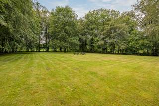 In de vorige eeuw nog een oude pastorie, nu een verbluffend, zeer centraal en toch rustig gelegen luxueus woonproject. Op een privatief domein van wel 8600 m2 werden er negen fraaie nieuwbouwwoningen rond de gerenoveerde pastorie gebouwd.<br /><br />De aangeboden instapklare woning (EPC A) beschikt over 4 kamers en 2 badkamers met een bewoonbare oppervlakte van 208 m2 en werd hoogwaardig afgewerkt met de beste materialen !<br /><br />Je ervaart hier meteen het gevoel van rust, ruimte en veiligheid. Het is heerlijk vertoeven in de grote gemeenschappelijke parktuin achteraan het domein (5000 m2), met zicht op eeuwig groen. Of zit je liever op een bankje op mooi aangelegde binnenplein? De privatieve tuin en terrassen waarover elke woning individueel beschikt zorgt voor extra groen en privacy.<br />Dit uniek en energiezuinig woonproject is ideaal voor alle mensen, jong en oud, voor elk wat wils en op wandelafstand van het centrum van 's-Gravenwezel. De kinderen kunnen hier veilig spelen, zonder zorgen voor de ouders. Ook voor levensgenieters met een tweede verblijf is dit de ideale woonoplossing. Ze ervaren een cocoon gevoel en ze laten met een gerust hart hun woonst achter als ze gaan overwinteren in het buitenland. Ook voor diegenen die denken aan downsizen maar nog niet toe zijn aan de verhuis naar een appartement kan deze vorm van wonen zeker een aanrader zijn. En last but not least, aan zij die houden van een exclusief en hypergeïnstalleerd huis ,dat voldoet aan de energie en isolatie normen van de toekomst.<br /><br />Beschrijving van de woning : Prachtig gekaleide gevel met leien dak, voorzien van grote raampartijen uit massief hout, zwart gefumeerd.<br /><br />Indeling : Inkomhal met gastentoilet en op maat gemakte vestiaire, afgewerkt met mooie keramische tegel. Verder een leuke ruime en zeer lichte leefruimte op mooie brede parket met zicht op de privatieve zuid gerichte tuin. Aansluitend eetkamer op parket en hyper -geïnstalleerde keuken voorzien van vaatwasser, oven, tweede combi oven, kookvuur en dubbele spoelbak. Het keukeneiland nodigt uit voor lange apéro sessies en nog langere ontbijtjes. Ze geeft uit op een mooi ingerichte bureau voorzien van ingemaakte kasten (met mogelijke extra aansluiting voor wasmachine en droogkast). De keuken en het bureel werden afgewerkt met een stijlvolle keramische tegel.<br /><br />Op de 1ste verd. : 3 ruime slpks op parket (waarvan 1 masterbedroom met dressing en badk. met inloopdouche en dubbele lavabo), verder tweede badk. met douche/bad en lavabo en verder nog een nachttoilet. Tot slot : zolderverdieping met extra slaapkamer, technische ruimte/stockage (CV, Ventilatiesysteem D) en wasberging.<br /><br />Conforme elektrische keuring, ventilatie systeem D, vloerverwarming, aparte HR ketel op gas. Gemeenschappelijke grote vuilberging en fietsenberging.<br /><br />Mee inbegrepen : 2 staanplaatsen in cascade, stores, design opbouwspots. Alle ruimtes voorzien van vliegenramen.<br />Nog niet overtuigd?<br /><br />Breng dan eens een vrijblijvend bezoek aan onze twee modelwoningen en u zal merken wat we bedoelen. Alle info op onze website : www.wellimmo.net – Te koop – woningen. Voor meer info bel naar 03/225 00 68 of mail naar dimitri@wellimmo.net.<br />