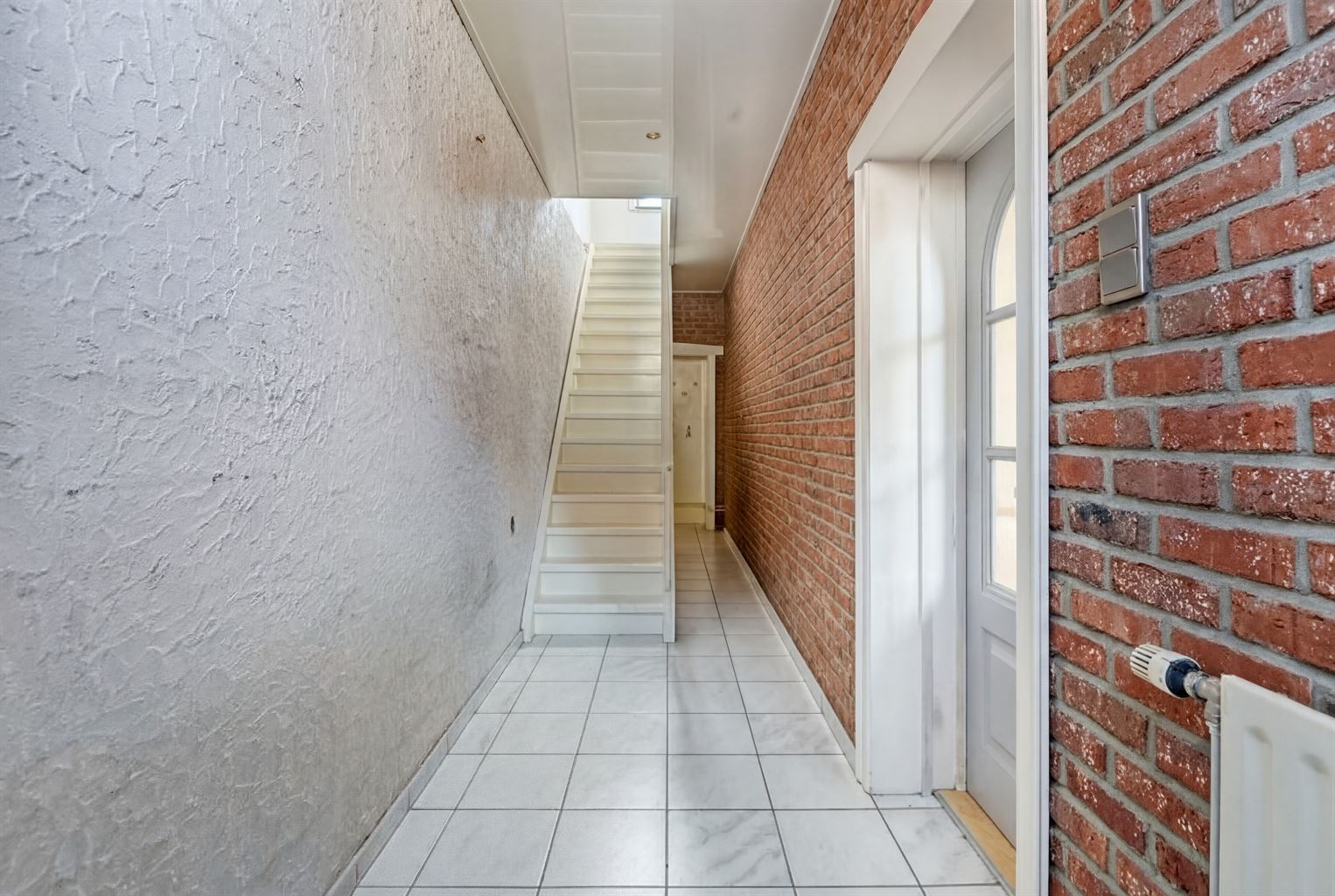 Charmante halfopen bebouwing met 3 slaapkamers, omheinde tuin en zonnepanelen, gunstig gelegen nabij het centrum van Maaseik. - foto 2