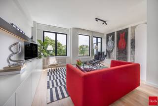 Ontdek dit stijlvol, volledig gerenoveerde, appartement op de zesde verdieping, bereikbaar met lift, waar licht, comfort en een uitzonderlijk uitzicht harmonieus samenkomen. Gelegen op een toplocatie met een prachtig groen zicht op het stadspark, geniet u hier dagelijks van rust en ruimte midden in de stad.
<p>Het appartement beschikt over twee terrassen aan zowel de voor- als achterzijde, waardoor u op elk moment van de dag kan genieten van zon en uitzicht. Eén van de terrassen biedt een uniek panoramisch zicht op het stadspark en vormt de perfecte plek om tot rust te komen.</p>
<p>Binnenin verwelkomt de lichtrijke leef- en eetruimte u met een elegante uitstraling en praktische ingemaakte kasten. De recente, volledig uitgeruste keuken is voorzien van alle nodige toestellen en sluit naadloos aan op de leefruimte.</p>
<p>De ruime slaapkamer beschikt eveneens over ingemaakte kasten en straalt rust en klasse uit. De stijlvolle badkamer met inloopdouche is smaakvol afgewerkt en biedt alle comfort voor dagelijks gebruik.</p>
<p>Extra troeven zijn de gunstige EPC-score B, een private kelderberging én een ondergrondse autostaanplaats in dezelfde straat, uitgerust met een laadpunt voor elektrische wagen die apart aan te kopen is.</p>
<p>Contacteer Vincent voor een bezoek via 0475 21 00 86 Vincent@reds.be.</p>